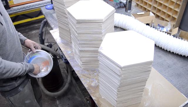 国外一达人把石膏板裁成六角砖装饰墙面，还会闪闪发光，太炫酷了