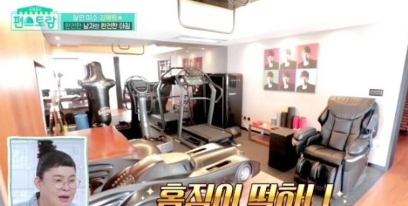 关晓彤|“微笑天使”金载沅，抱着儿子笑的很好看，娶青梅做老板人生圆满