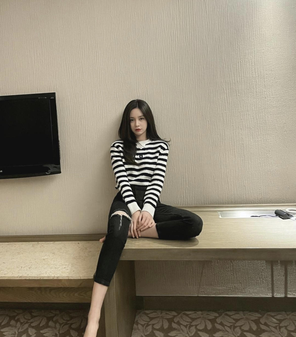 何有强|董璇真是“辣妈圈顶流”，一字肩上衣配黑色长裤干净利落，太霸气