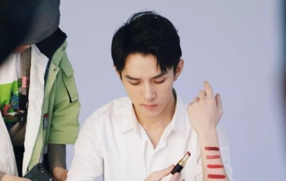 李佳琦|“带货一哥”李佳琦：对杨幂“开H腔”，却创造百亿销售额奇迹