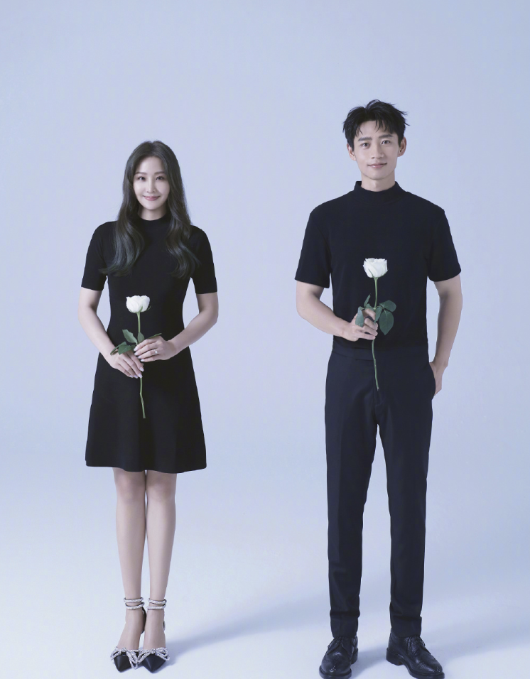 魏晨|魏晨接亲画面曝光，夫妻鞠躬敬茶献长辈，新娘于玮笑容幸福甜蜜