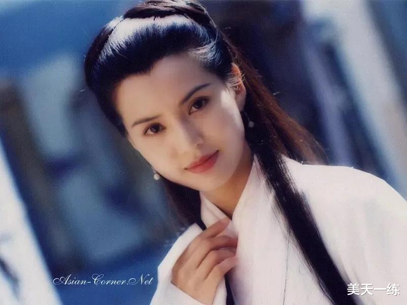 李若彤|李若彤居家健身，意外暴露豪宅，你敢相信这身材55岁？