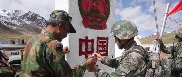 中巴邊境奇特景象：兩國士兵一起並肩巡邏，坐在一起喝茶聊天-圖2
