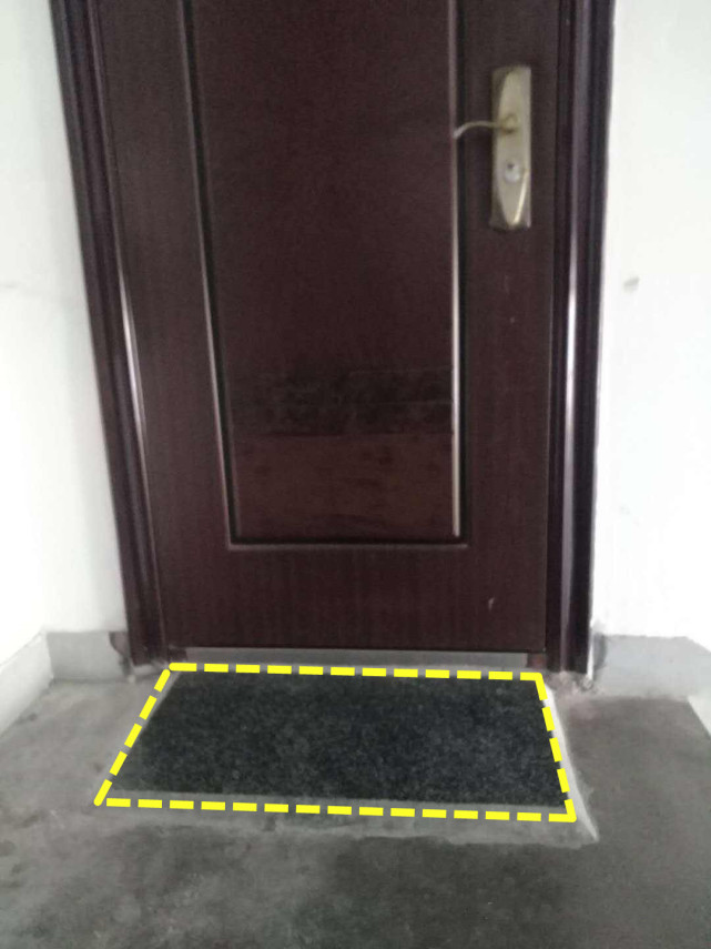 邻居把鞋柜放楼道里，还砌个2公分的地台，真当成你家院子了？