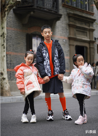 杨威|杨威晒4岁双胞胎女儿，感慨基因太强大，欢欢连眉毛都跟爸爸一样