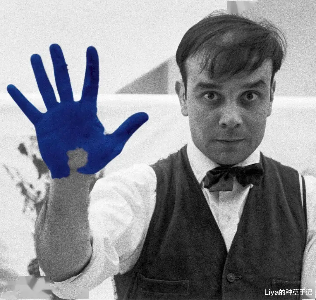 Liya的种草手记|还在穿一身黑？今夏爆火的“ 克莱因蓝 ”，显白又高级！