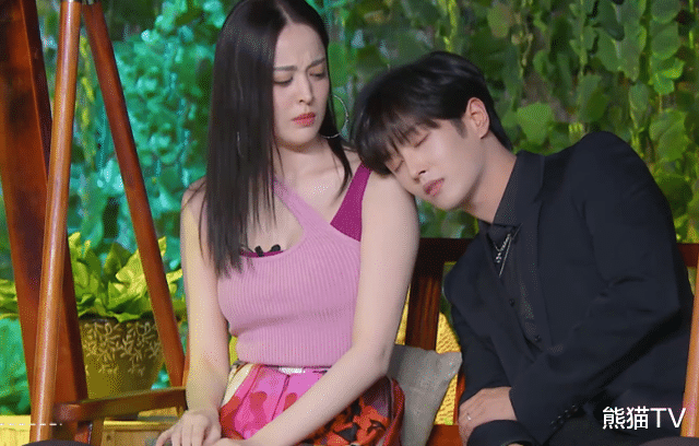 古力娜扎|素质高不高?娜扎敬酒的动作引热议