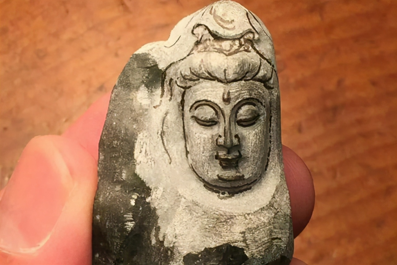 翡翠|夜市花1000元拿下的原石，开出极品蓝水翡翠，过程极度舒适！