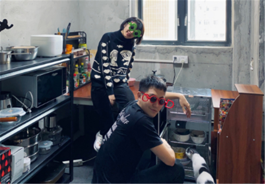 毛坯房|小夫妻没钱装修直接住毛坯房，却布置得超温馨！网友：这生活羡慕