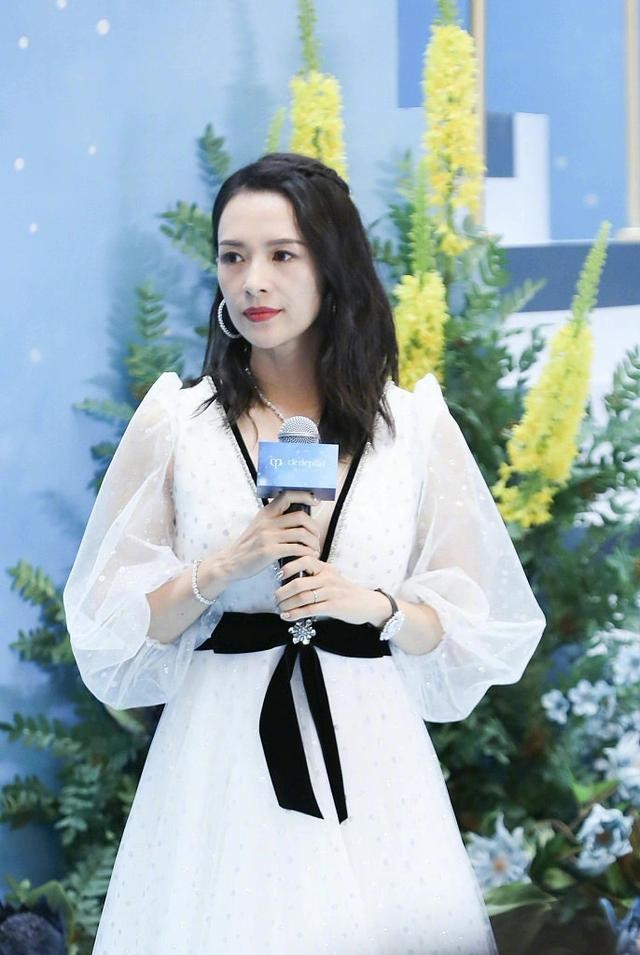 时尚风行派|汪峰演唱会高调秀恩爱！章子怡带女儿去现场，穿黑色雨衣太不显眼