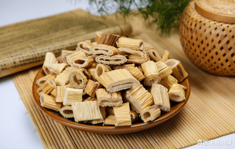 龚医生说健康|52岁大姐常吃“冰箱2食物”,甲状腺结节恶化,医生劝告:不要再贪吃