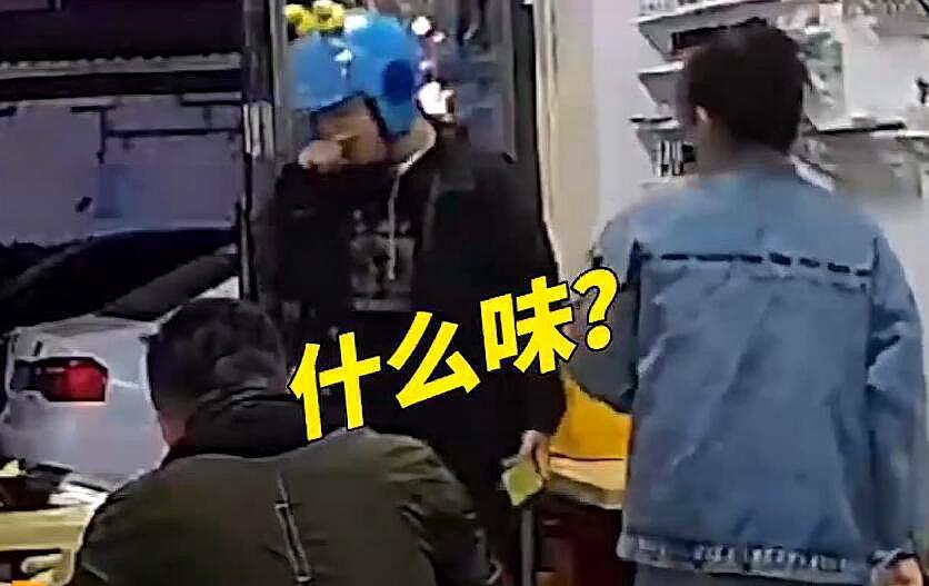 说说热点故事烩 臭不可闻!安徽一外卖小哥取螺蛳粉订单时2次作呕 :感觉被锁喉