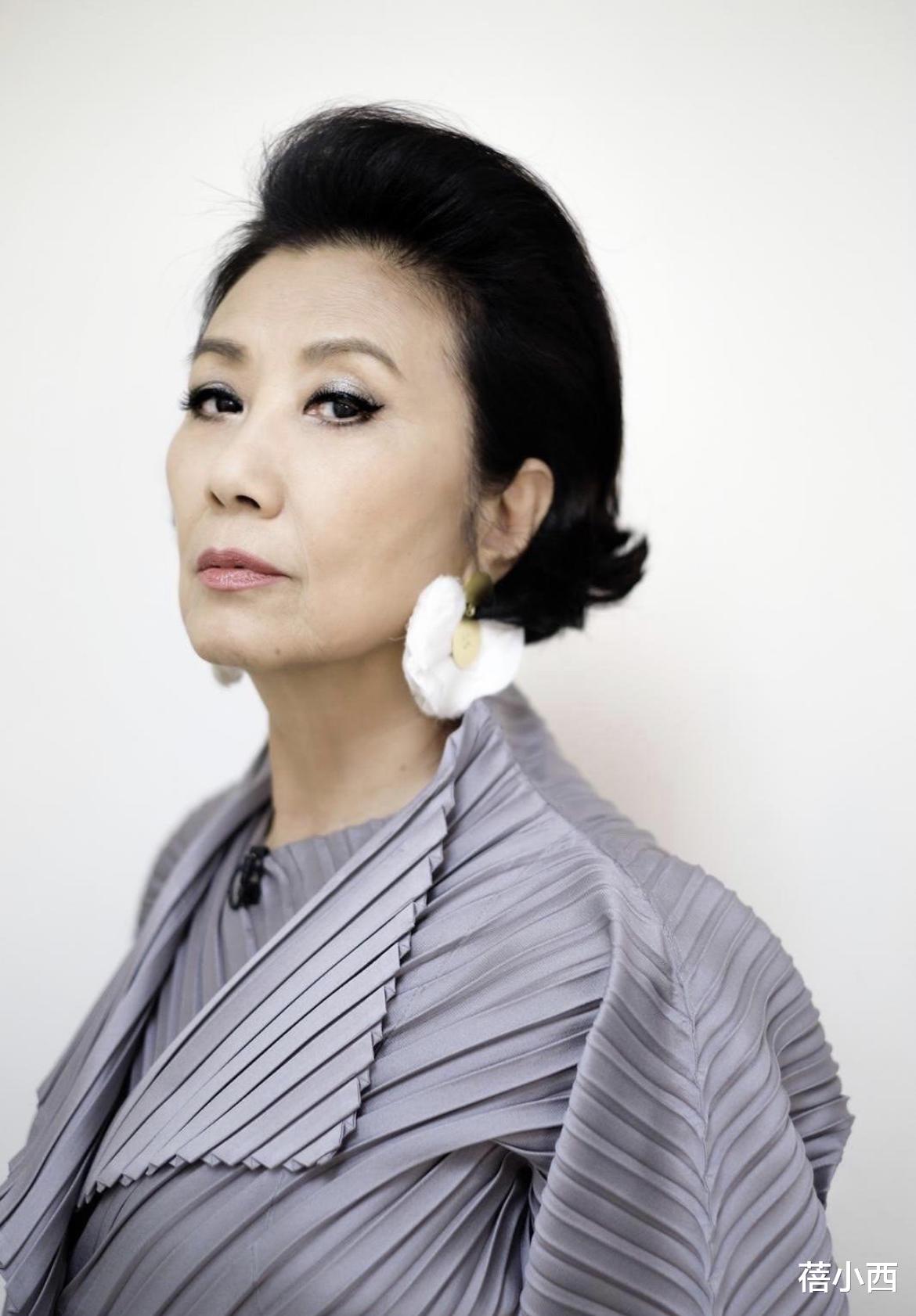 蓓小西|73岁汪明荃越老越精致，穿黑白印花连衣裙配盘发亮相，又美出圈了