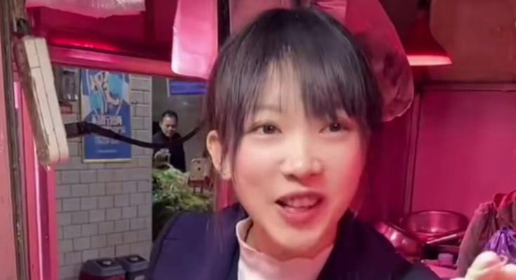 广西28岁女子卖羊肉,因高颜值走红,有人飞1000多公里一睹芳容