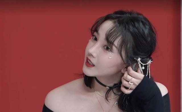 黄晓明|黄晓明给29位姐姐搬椅子，却给李菲儿独特待遇，在不在乎一目了然