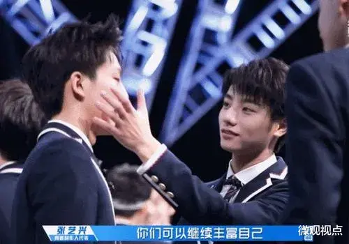 鹿晗|男明星化妆可以忍受，但鹿晗做美甲真是受不了，没有一点阳刚之气