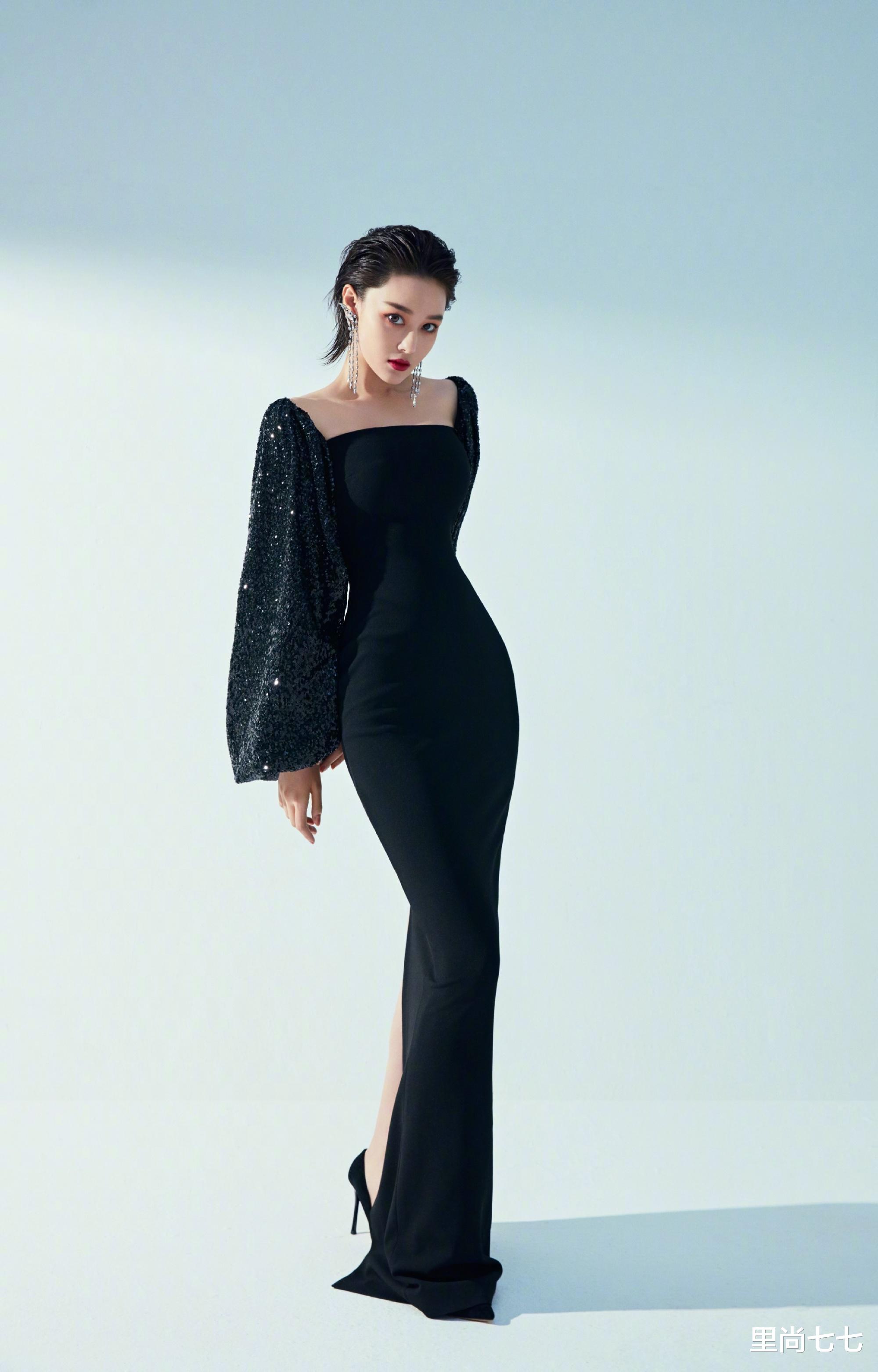 张馨予|张馨予夫妇买海鲜被偶遇，何捷穿老婆衣服，她穿男士衬衫好娇小