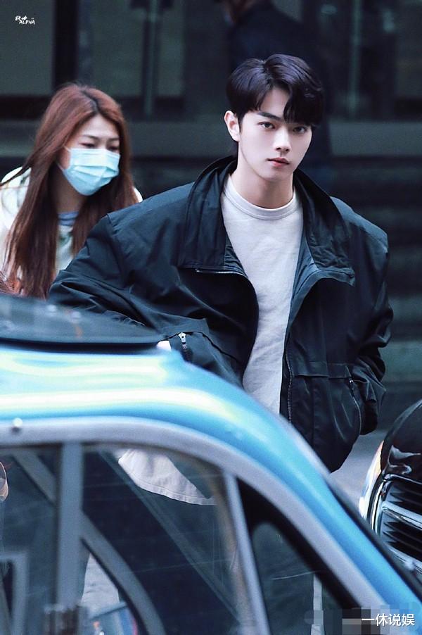 许凯|许凯两个月暴瘦40斤，偶遇网友拍下路人照，粉丝：横店最靓的仔