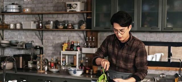 龚俊|龚俊都带不动的《你好，火焰蓝》，披着职场剧外衣的无脑恋爱剧