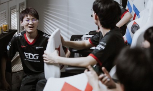 edg战队|厂长在家躺着也被喷！EDG进入四强自动发博，网友：跟你有关系？