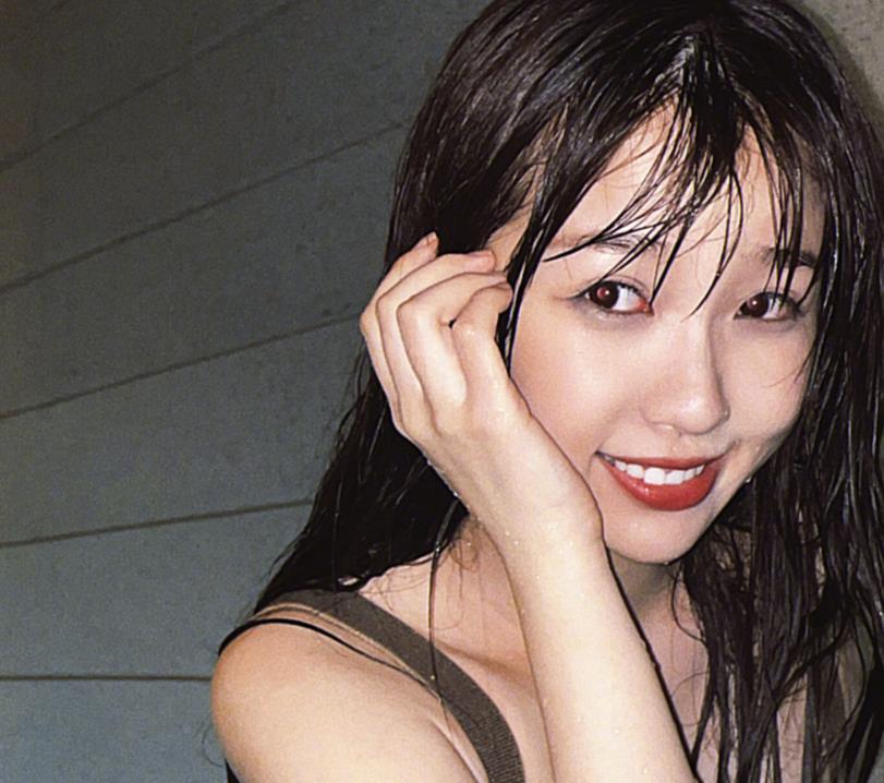 顿芳苓|虞书欣红色露背泳装开叉到腰尾，身材凹凸，调色过度脸白到刺眼