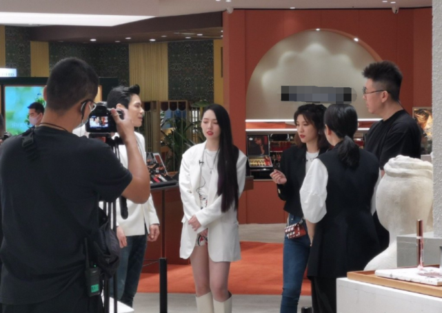 豪门|小向太复出后好乖巧！双手交叉不像豪门阔太，却被向佐宠成真名媛