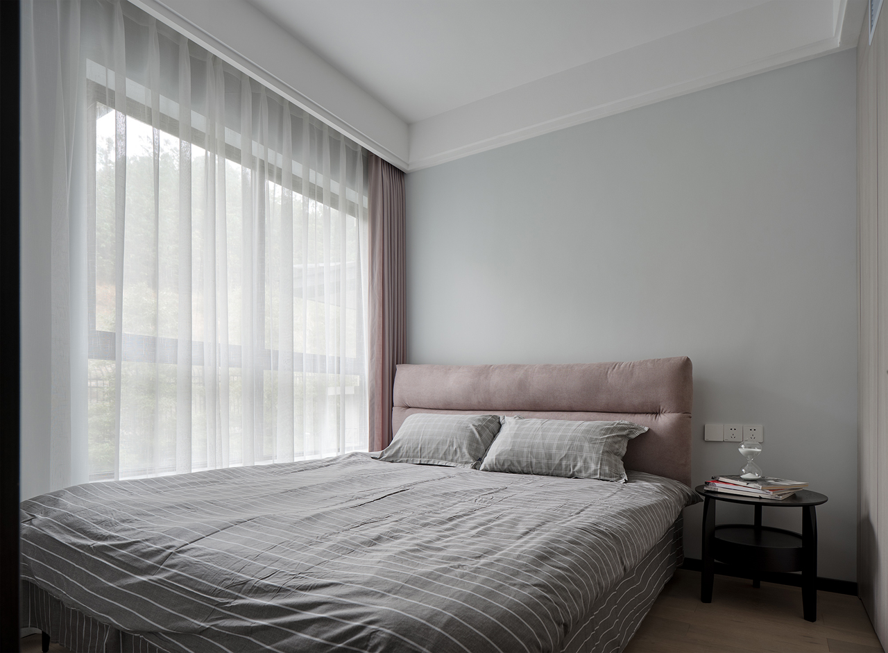 163㎡简约跃层,时尚黑白灰+暖心跳色,既稳重又温馨