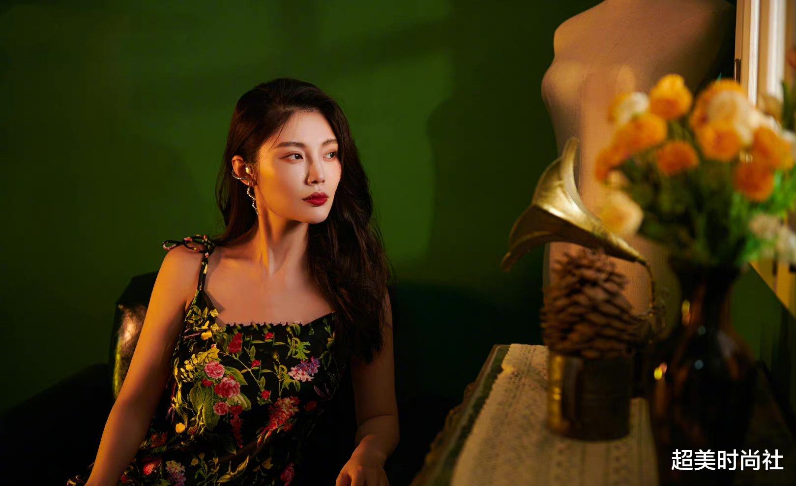 超美时尚社 徐冬冬出演铁扇公主,被赞有武则天风范?戴金色王冠造型惹争议