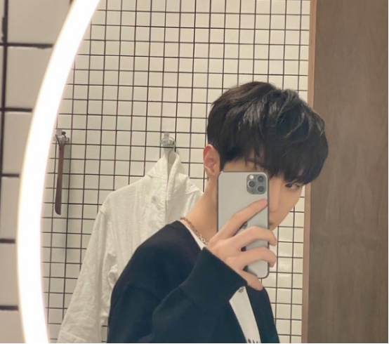 宁毅|范丞丞晒照，意外曝光家中落魄状况，厕所墙皮脱落、厨房站不下人