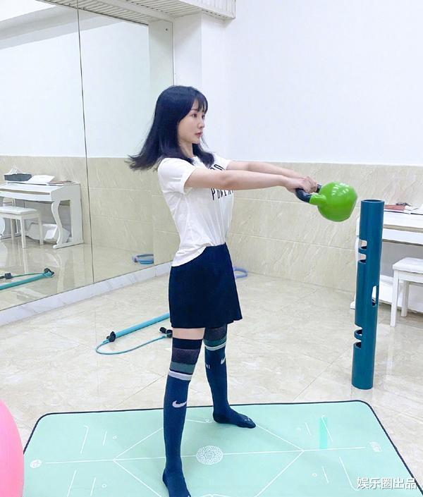 柳岩|柳岩健身旧照被热传，健身动作奔放引热议，网友：更像是在拍大片