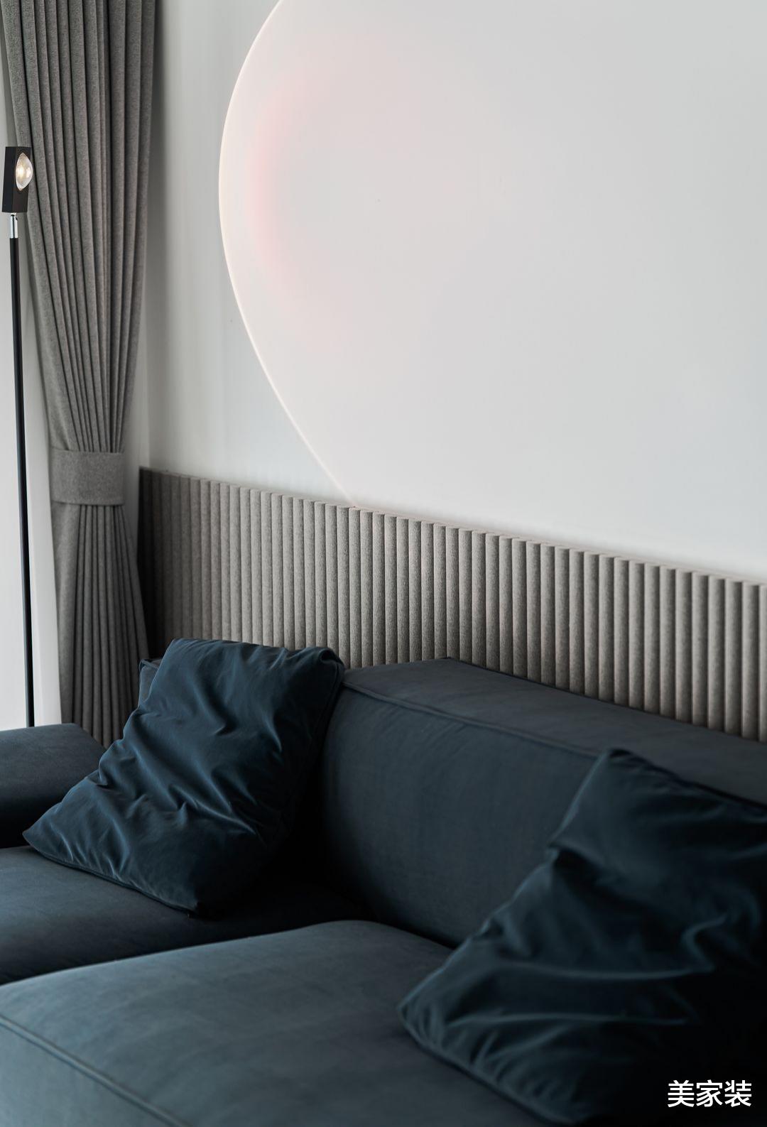 46平米的小空间，采用光影的设计，让本来黑暗的空间变得通透