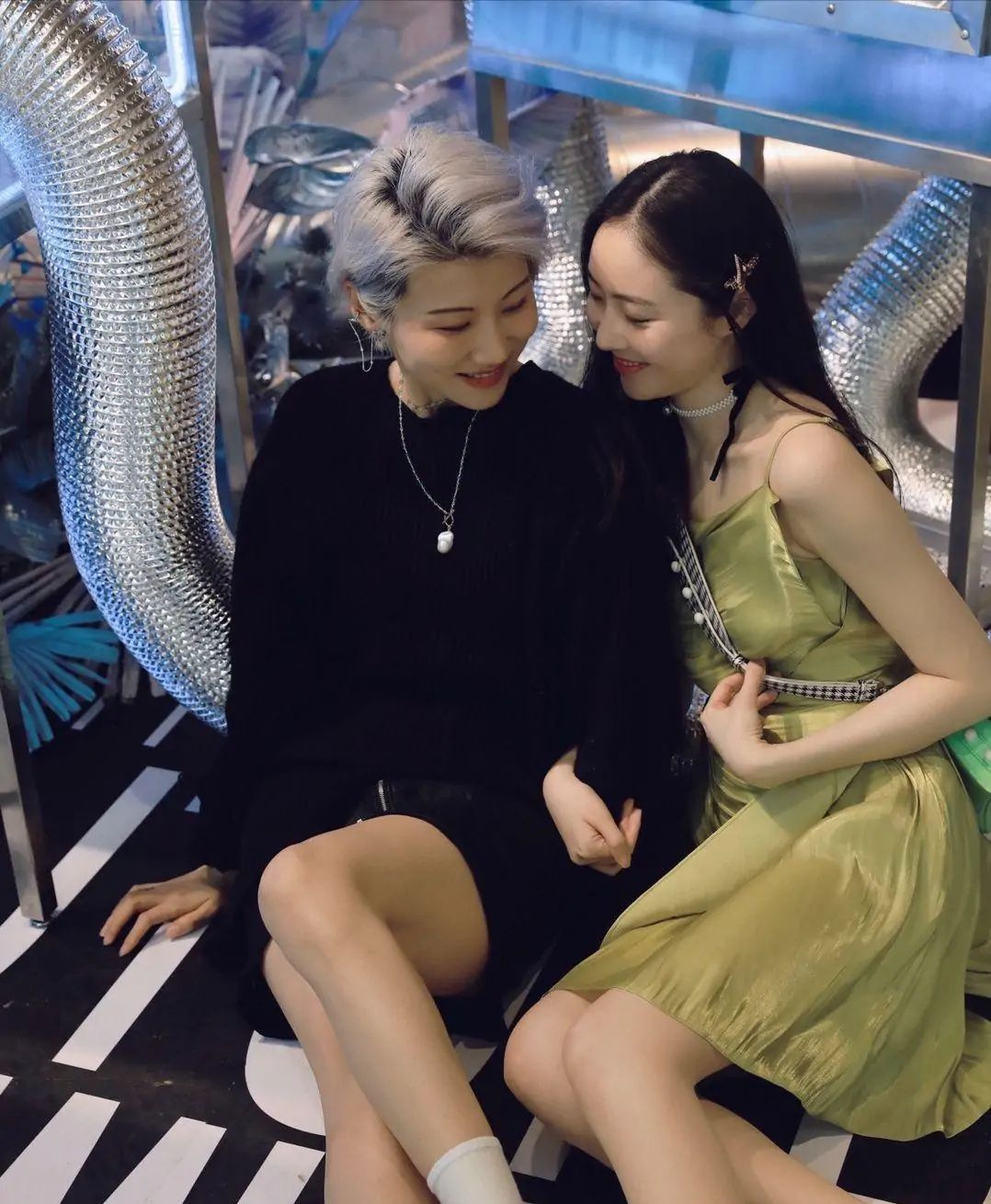 霍尊|水落石出？曝陈露遭警方手铐带走拘留，闺蜜王萌二字回应被骂翻