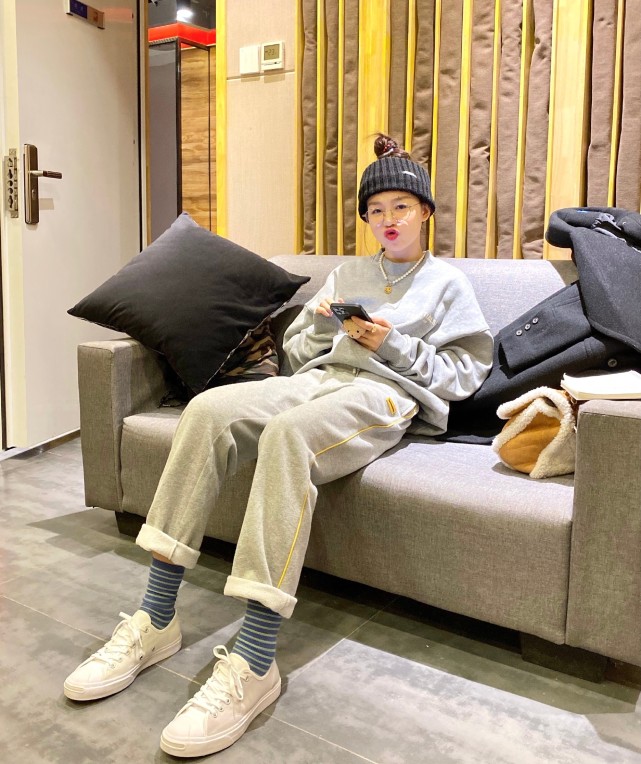 孙艺珍|徐梦洁真是女孩穿搭典范，毛衣配牛仔裤休闲随性，马尾辫减龄俏皮