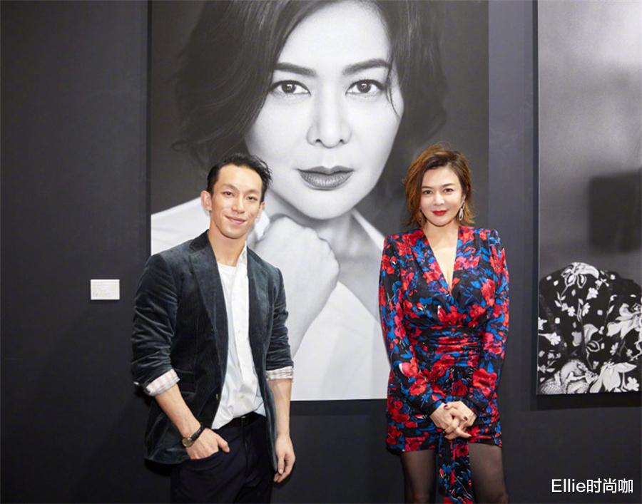 Ellie时尚咖|关之琳快60了还赶时髦，穿印花裙配丝袜，气质不输当红女星