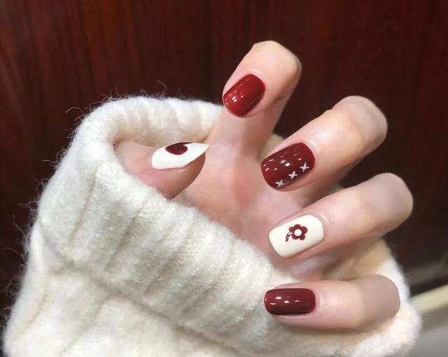 美甲|是时候做美甲了,这几款新年美甲时髦又显白,高级感满满