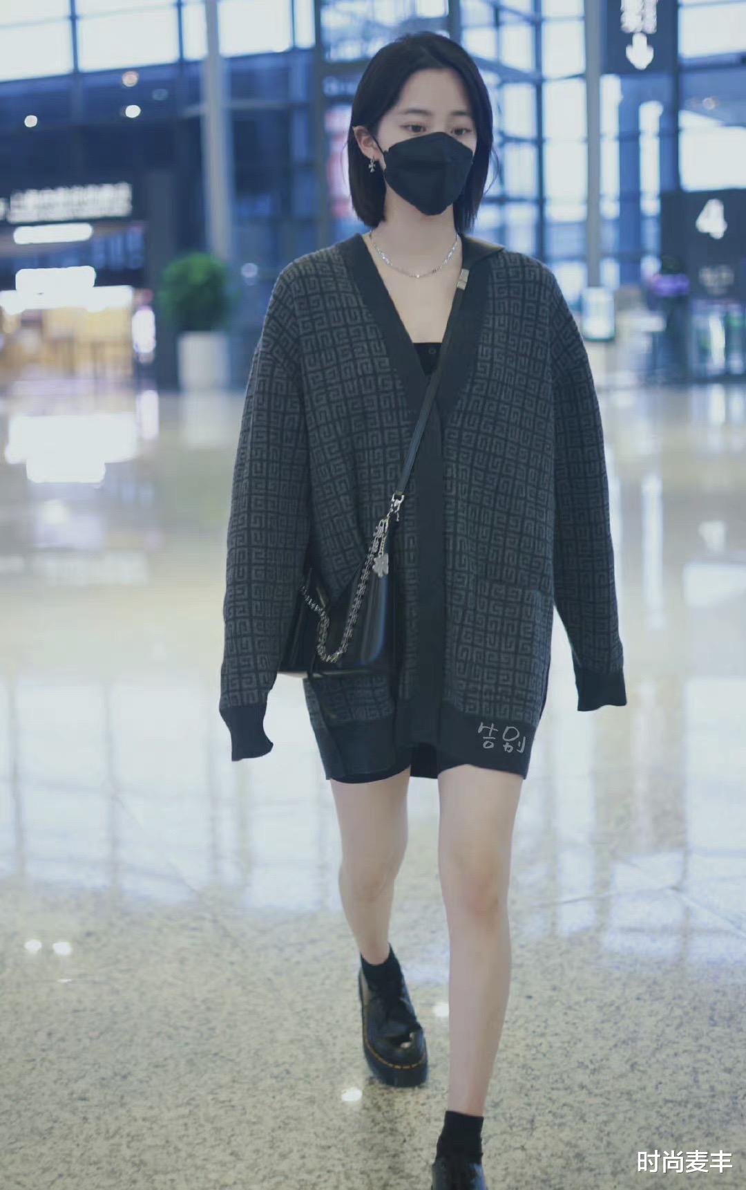 时尚麦丰|欧阳娜娜机场私服，穿羊毛针织开襟衫温暖早秋，却玩下衣失踪