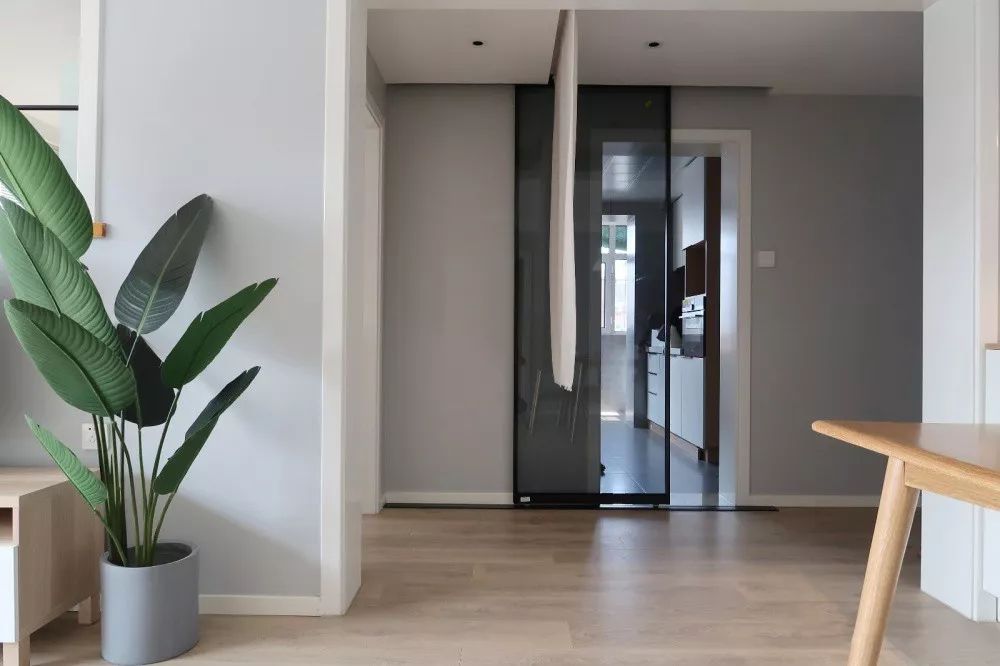 厨房做门别再用老套路了，这种入墙式更轻便更不占地，太实用了！