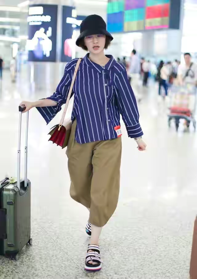 八只爪的猫|别看倪虹洁穿灯笼裤出门像大婶，但身材有曲线，看着真不像70后