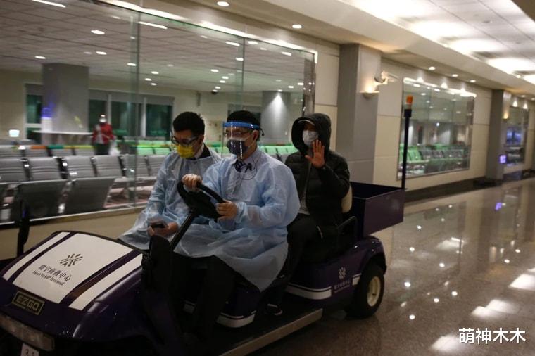 王力宏|王力宏紧急返台安抚前妻！现身被媒体围堵，拿手机反拍表达不满