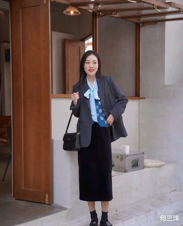 何三沫 40岁的女人不要胡乱扮嫩，可以试试针织开衫配半身裙，温柔又减龄