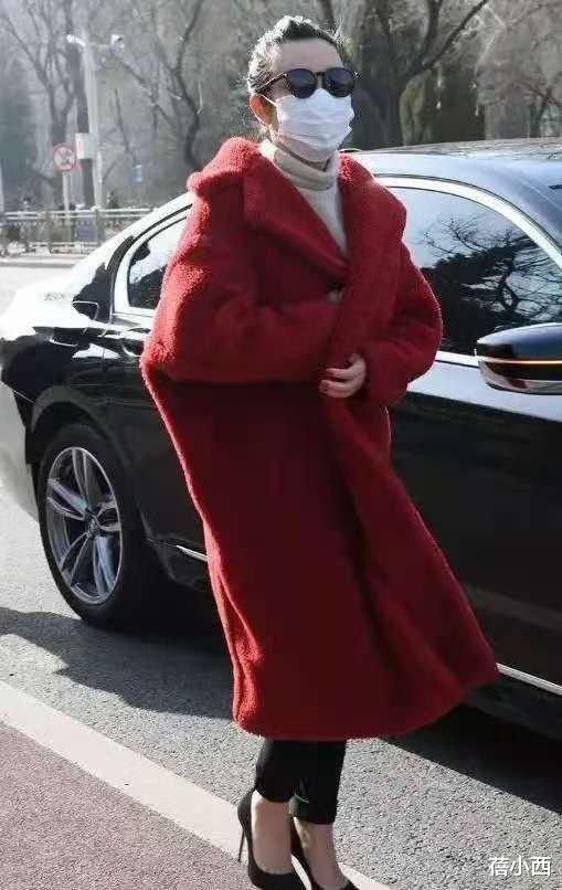 秦海璐|秦海璐才是中年姐姐穿搭模板，红色毛绒大衣配丸子头，哪像43岁?
