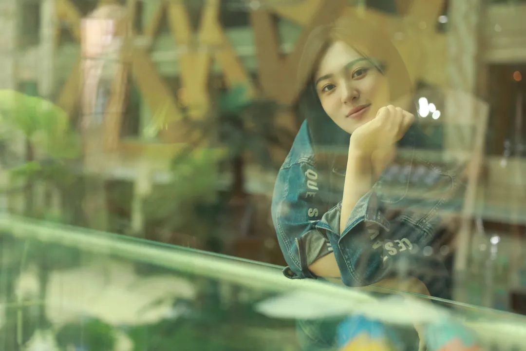 周放|被赞“内娱玫瑰”,28岁官宣嫁给幼儿园同学:娱乐圈的男人,我看不上