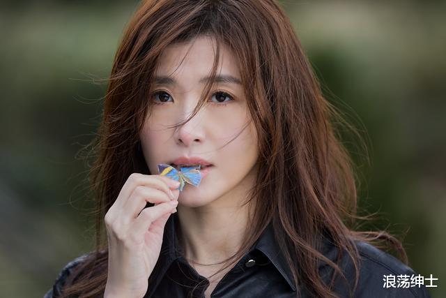 苏慧伦|苏慧伦有多尴尬！递麦接力唱没声音，网友：年轻人都不认识？