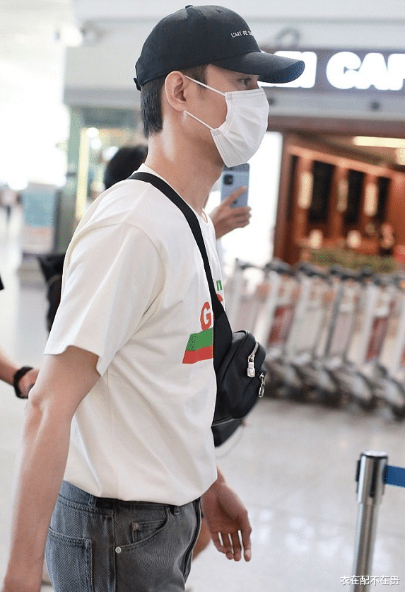 衣在配不在贵|39岁王凯好似没长开，穿白T配阔腿裤很有少年感，比小鲜肉还显嫩