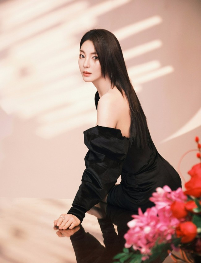 张雨绮|懒理新欢风波 张雨绮穿黑裙秀美腿