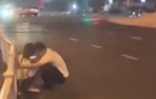 途虫百味旅途 福建一对情侣马路上亲热，全然不顾车流，网友：连命都不要了？