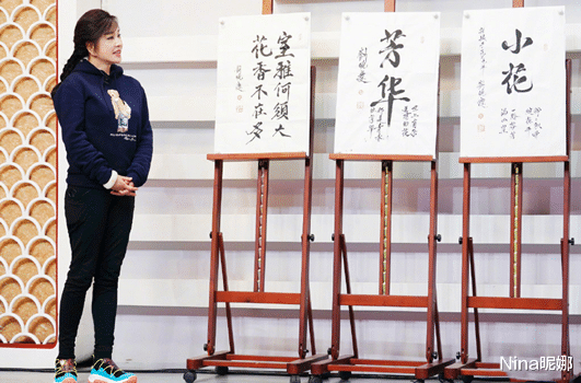 Nina昵娜|刘晓庆久违走机场,穿T恤束脚裤打扮时髦,眼角下垂暴露69岁年龄