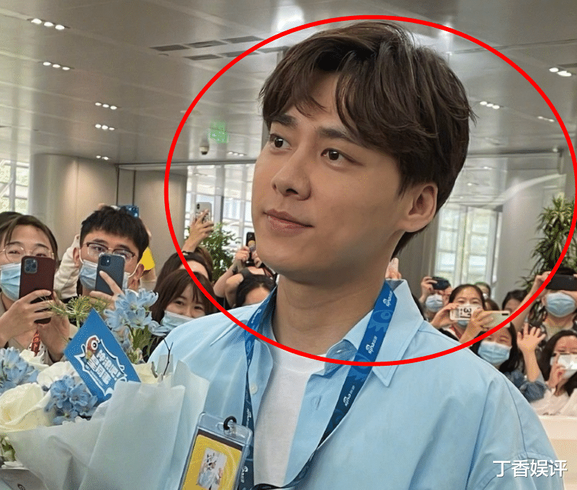 冯绍峰|李易峰现身扫楼活动，被镜头放大怼脸拍，33岁面部状态让人不敢信