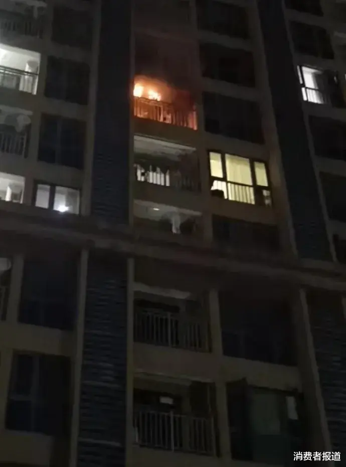 洗衣机|美的洗衣机使用仅半年就发生自燃,消费者阳台被烧得面目全非