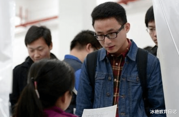 实习期|来自985硕士的无奈：快30岁了，工资才4700元，要不要考公务员？